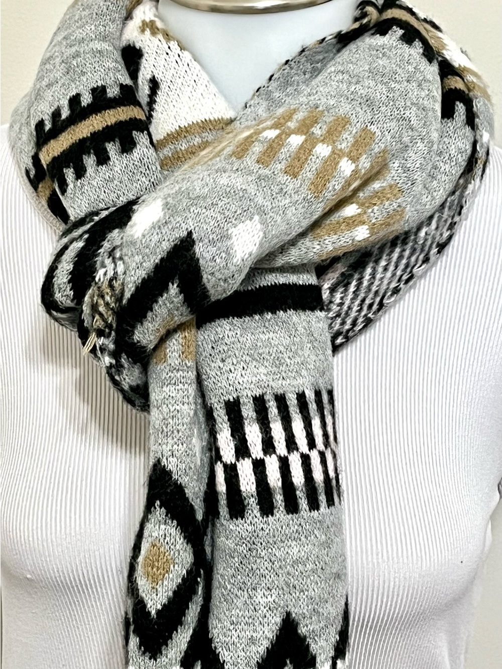 Old Navy Geometric Knit Scarf in Gray, Black & Tan